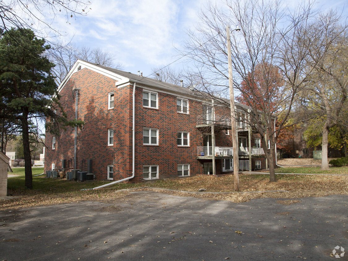 1,225 66th Street Apartaments - Windsor Apartments