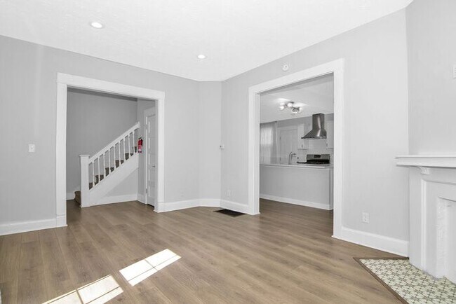 Foto del edificio - Classic Remodeled Townhome in Windsor Park