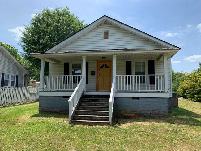 Building Photo - Must see this Adorable 2 bedroom 1 bath ho...