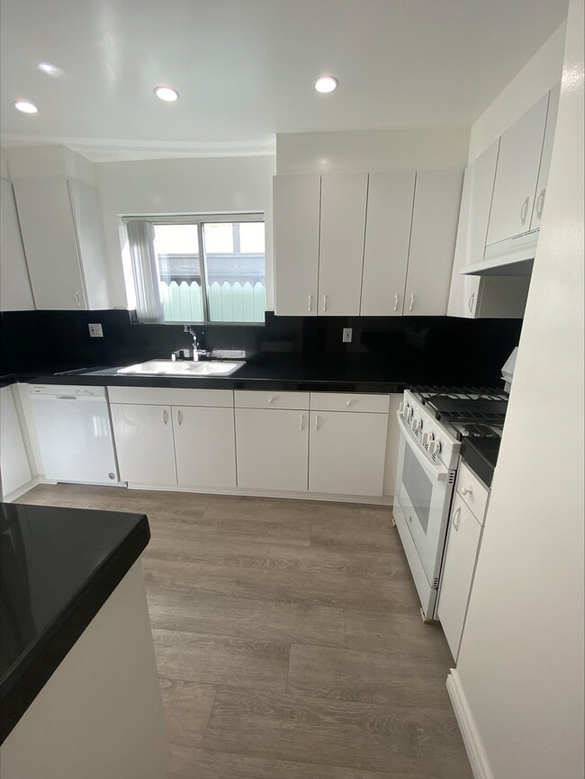 Cocina con muchos armarios - Large Remodeled 2x2 Unit with Huge Patio