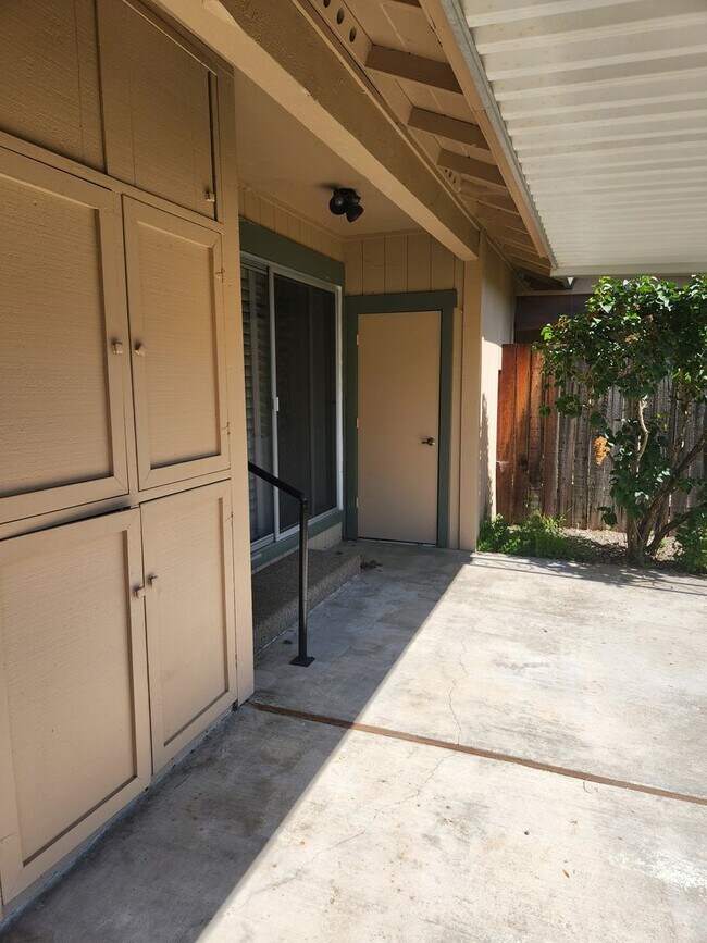 Foto del edificio - Very nice 2 Bd, 2 Bath Triplex w/yard in OAKMONT - Oakmont is a senior community.