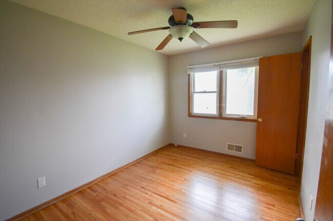 Foto del edificio - Charming 2-Bedroom Home with Natural Light...