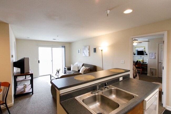 Building Photo - 100 Yellowstone Dr