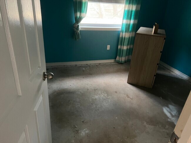 Building Photo - 607 Cowal Dr S
