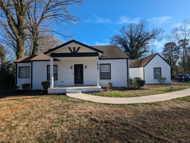 Building Photo - Room in Single Family Home on West Blvd