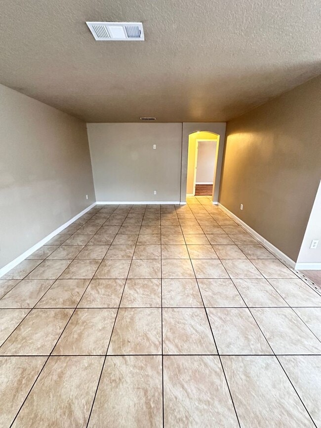 Building Photo - 3 Bedroom 2 Bathroom with 2 Car Garage