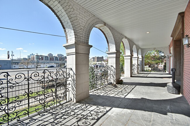 Foto del edificio - 209 W Fifth Ave