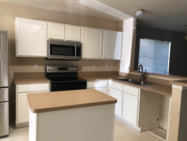 Building Photo - 11739 Chanteloup Dr