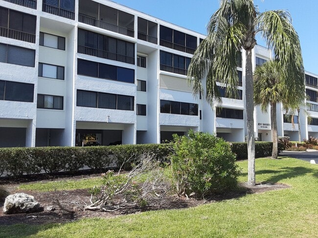 Building Photo - Seasonal/short term ONLY  Nicely renovated 2/2 condo across the street from LIDO BEACH!