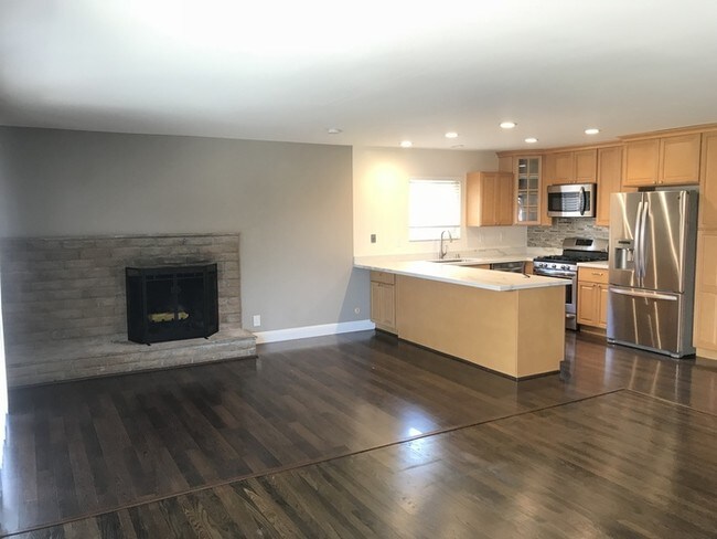 Building Photo - Stunning 4 Bedroom Home in Tara Hills