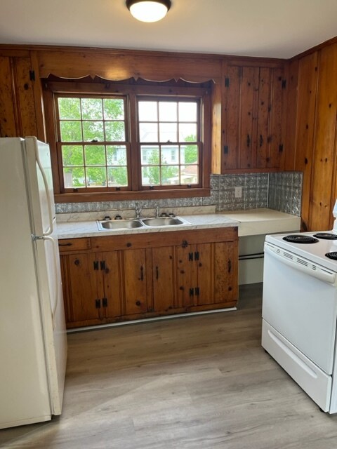 Kitchen - 104 W Hembree St