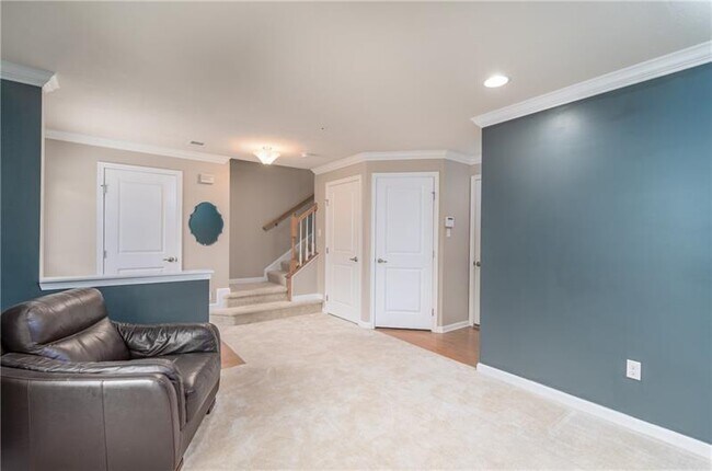 Building Photo - 424 Fairmont Dr