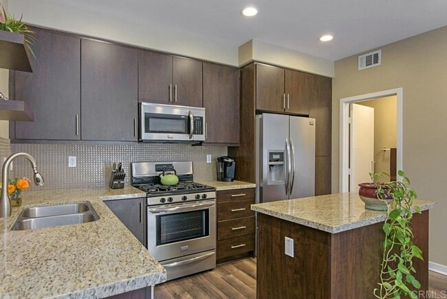Building Photo - Spacious 2 Bedroom + Office/Den Townhome i...