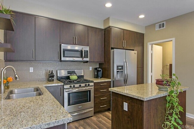 Foto del edificio - Spacious 2 Bedroom + Office/Den Townhome i...