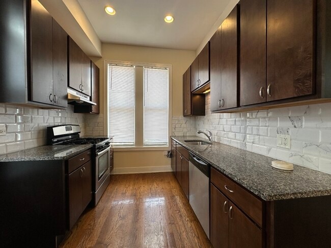 Building Photo - 1513 N California Ave