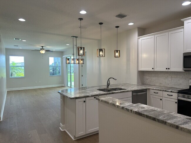 Foto del edificio - 3 bedroom, 2 bathroom in desirable Loren Cove