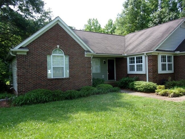 Foto del edificio - 3 Bedroom 2 Bath Home on over 1 Acre in Yo...