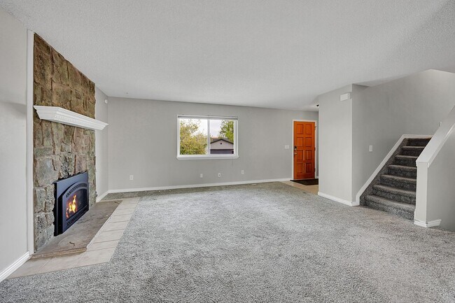 Foto del edificio - 4 bedroom, 2 bath home with 2 car garage