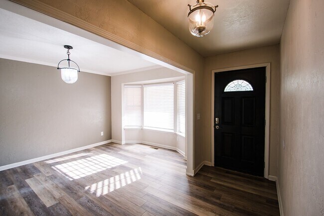 Building Photo - Beautifully Remodeled 4bed/3bath Home Available Near Norman Campus!!