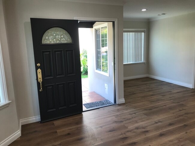 Building Photo - 2527 El Paseo