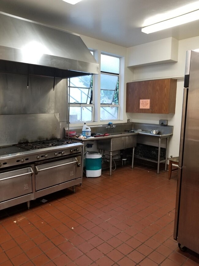 Common area kitchen - 515 Gayley Ave