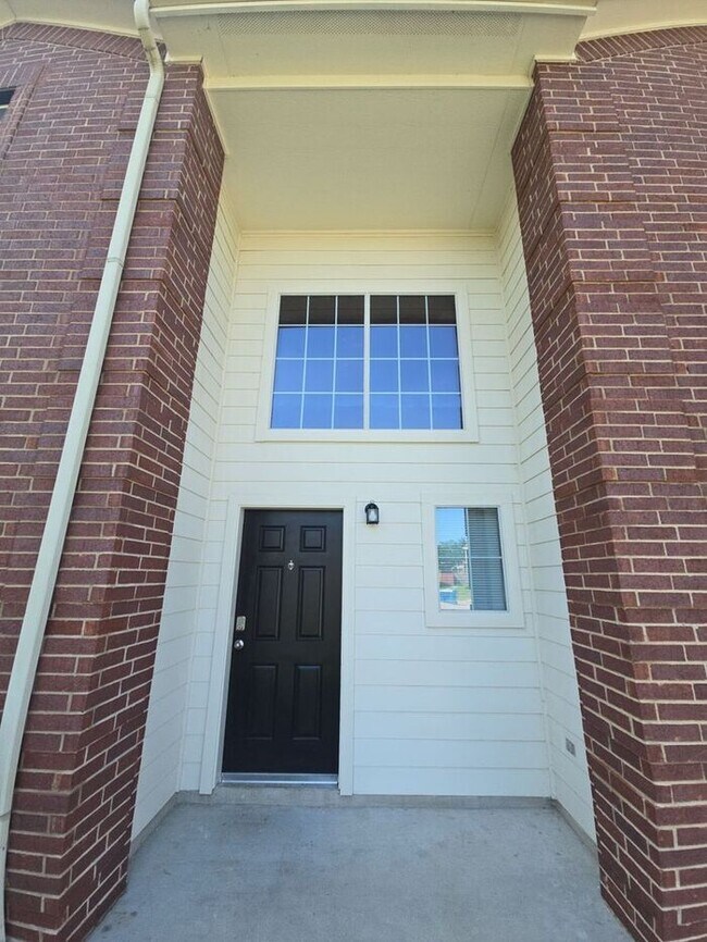 Foto del edificio - Spacious 4-Bedroom Home with Large Backyar...