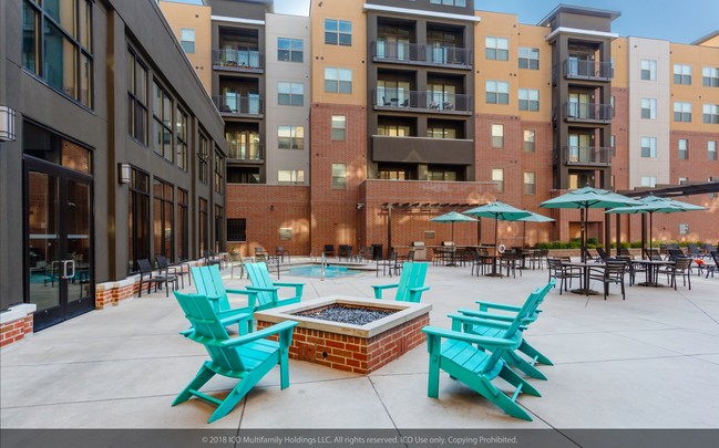 Poolside Fire pit - The Aston at University Place