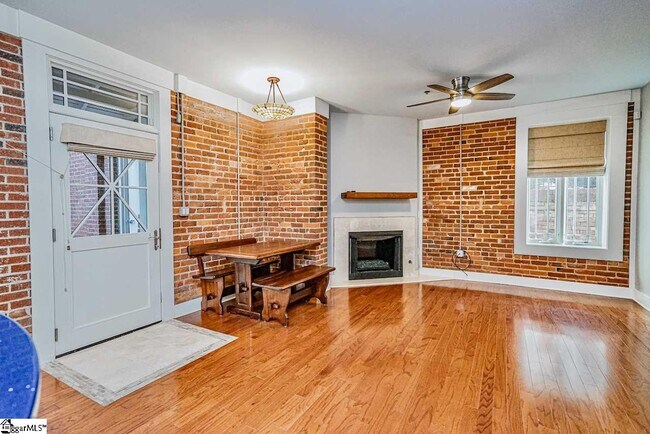 Foto del edificio - 325 Hampton Ave