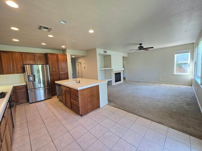 Foto del edificio - Wonderful 4 bedroom 3 full bath in the Wildhorse Golf Course Community.