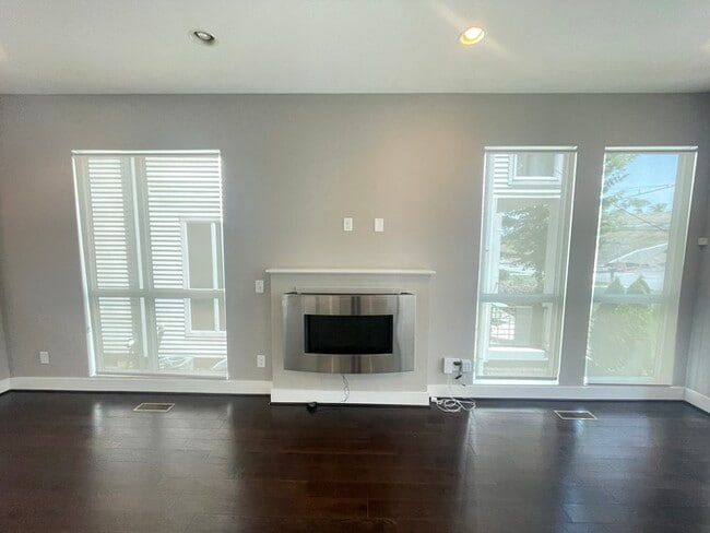 Building Photo - West Nashville home with easy access to do...