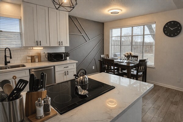 Building Photo - 10907 Sageriver Dr