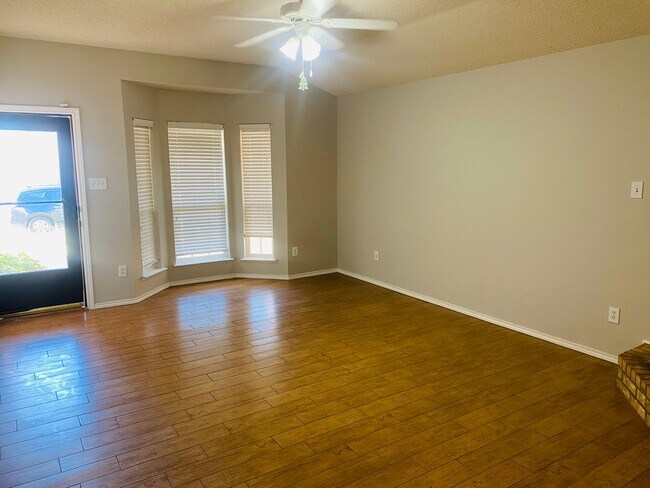 Building Photo - 3 bed 2 bath Frenship ISD
