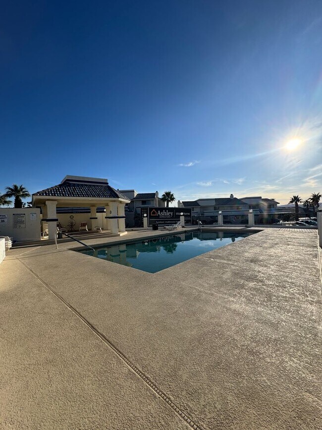 Foto del edificio - Stunning Remodeled 3-Bed Condo with River ...