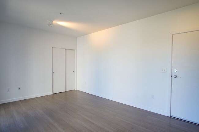 Foto del edificio - Heart of Sellwood: Fabulous Modern Studio Ready Mid-April!