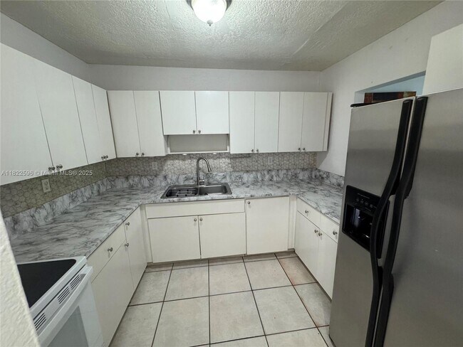 Foto del edificio - 1085 W 68th St