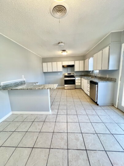 Foto del edificio - "Charming Lubbock with Spacious Ambiance – 1,479 Sq Ft Oasis on 40th Street!"