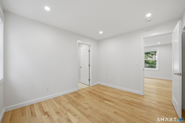 Foto del edificio - 68 Gregory Blvd