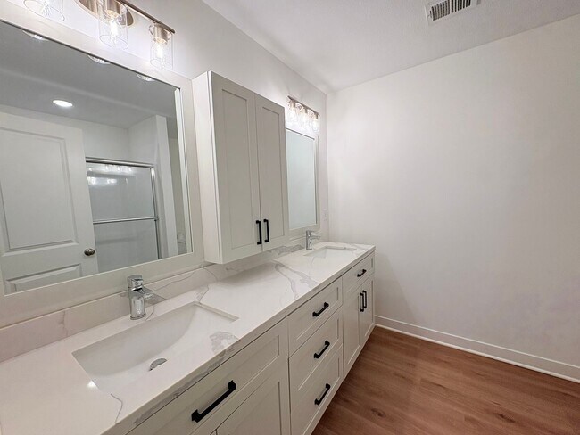 Foto del edificio - Single Level 3 Bed, 2 Bath, 1 Car Garage Duplex in Northern Kansas City w/ the FIRST TWO MONTHS FREE