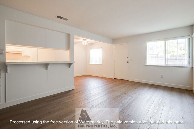 Foto del edificio - Welcome to this charming two-story home located in the vibrant Huntington Beach