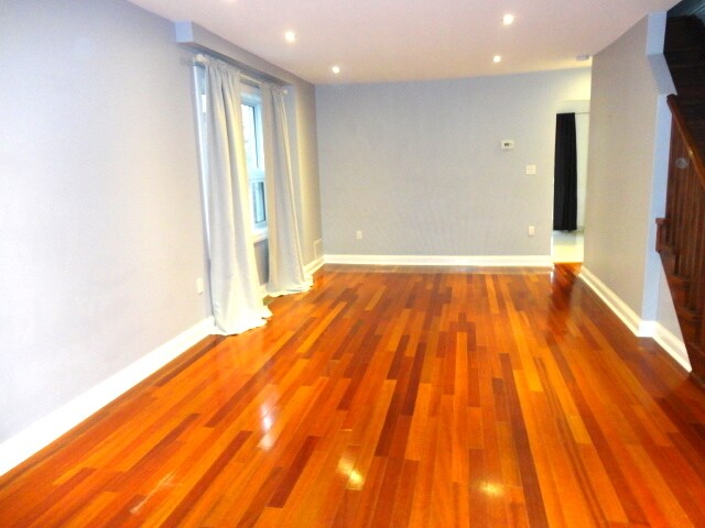 Photo du bâtiment - 327 Wolverleigh Blvd