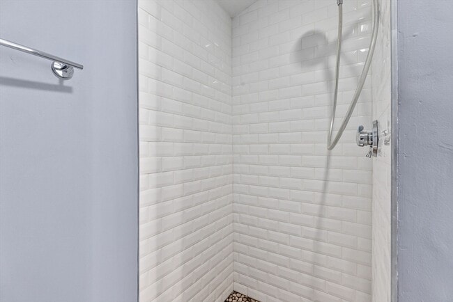 Building Photo - 167 Lexington St