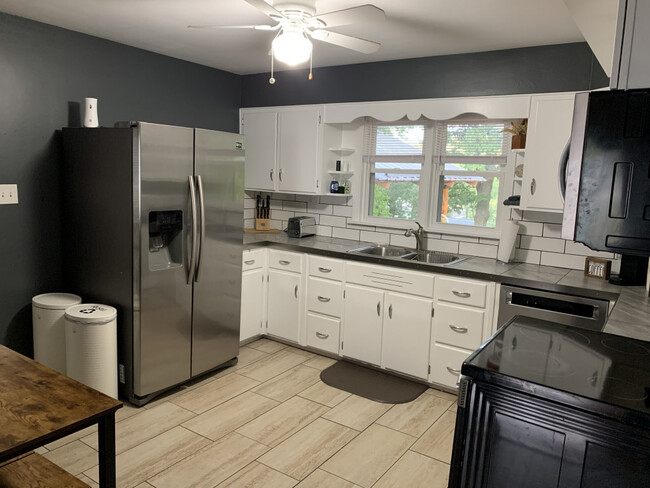 Kitchen - 1416 W Grandview Blvd