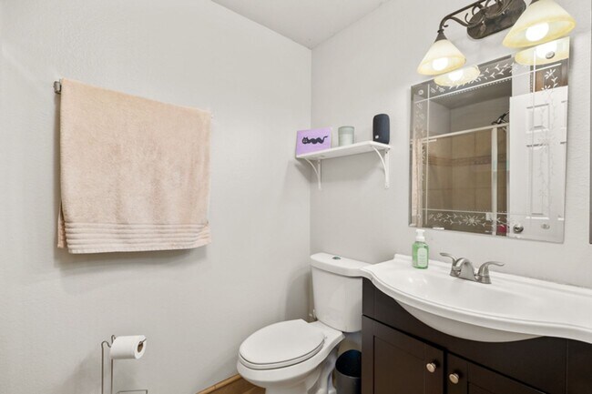 Building Photo - Remodeled Huffaker Hills Townhome - 3bed/2...