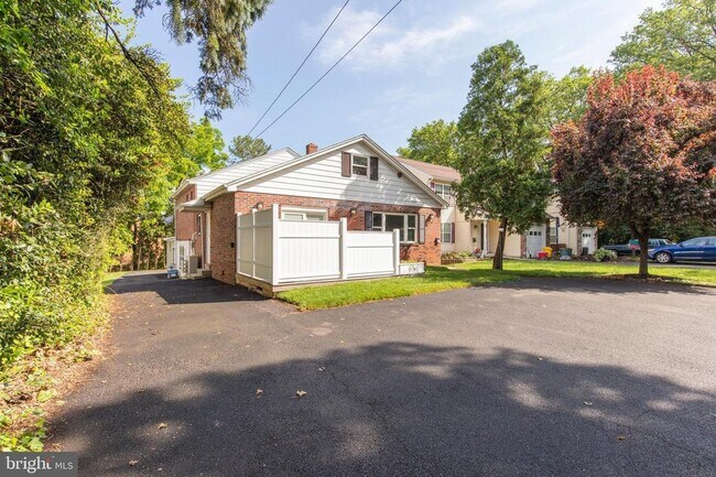 Building Photo - Flourtown 4 bed / 2 bath on dead-end street