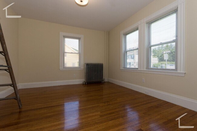 Foto del edificio - Large, newly renovated 3 bed near the Green Line and Commuter Rail!