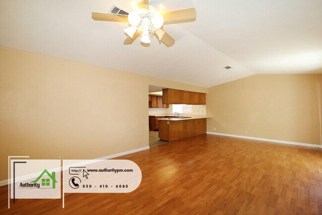 Foto del edificio - 6822 Creekside - Large trees at this prope...