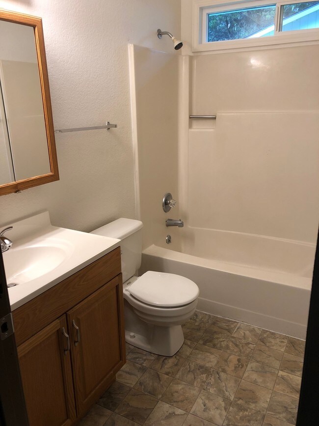 Building Photo - 139 Whaleview Ct