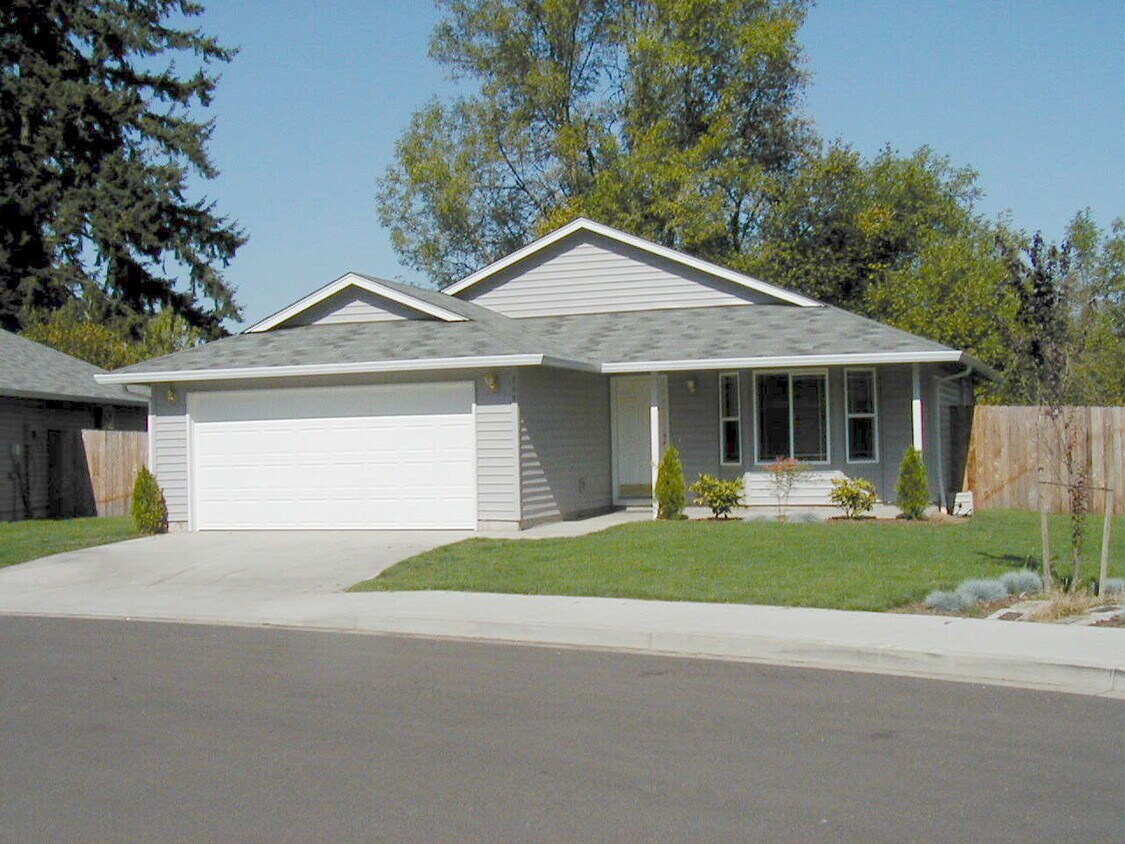 Primary Photo - Lovely 3 Bedroom One Level Home on Private...