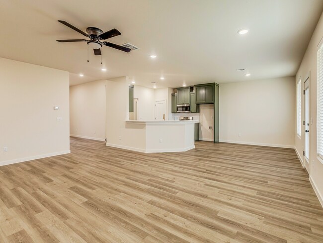 Building Photo - Captivating 3-Bed, 2-Bath Home in Charming...