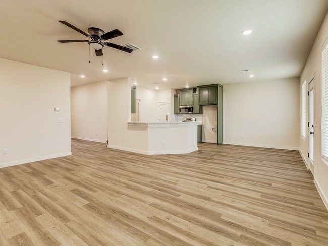 Foto del edificio - Captivating 3-Bed, 2-Bath Home in Charming...